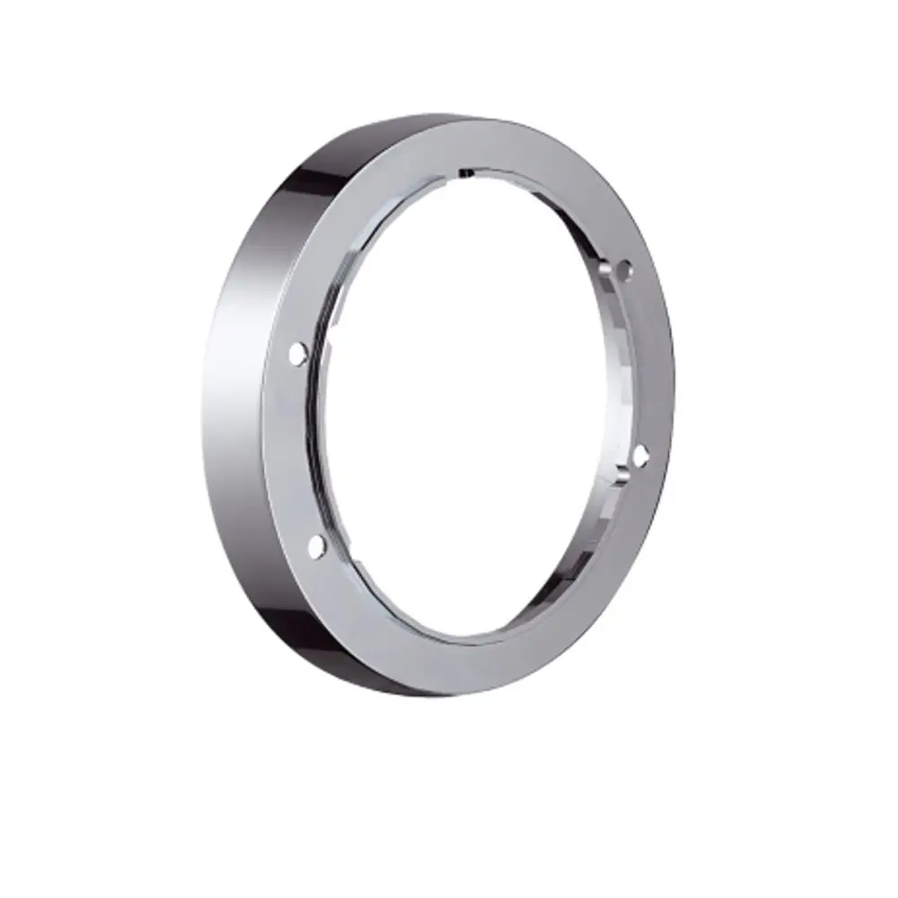 Verchromte Rosette von Hansgrohe, ringförmig mit einem durchgehenden inneren Rand und mehreren Befestigungslöchern. Ideal zur Montage in Sanitäranwendungen.